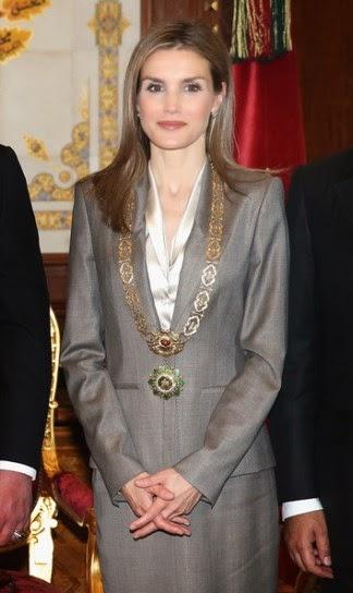 Dña. Letizia llega a Marruecos vestida de ejecutiva