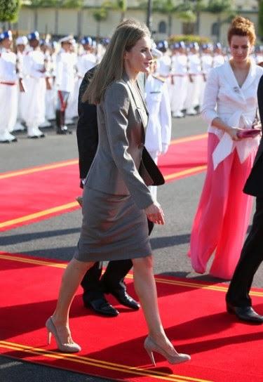 Dña. Letizia llega a Marruecos vestida de ejecutiva