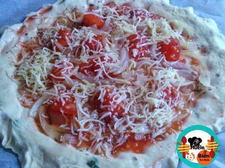 Coca con pulpa de tomate, cebolla y queso