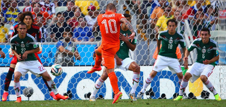 En menos de diez minutos, Holanda le dio vuelta al partido y venció 2-1 a México y se clasificó a cuartos