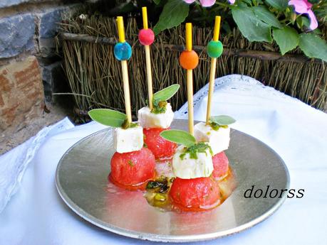 Pintxo de sandía y queso de cabra con aliño de salvia