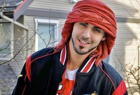 Entrevista a “Omar Borkan Al Gala” El hombre que fue expulsado de Arabia Saudita por ser demasiado guapo !!... Vídeo.