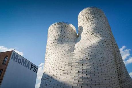 Instalación Hy-Fi by The Living (ganador del MoMAPS1 2014)