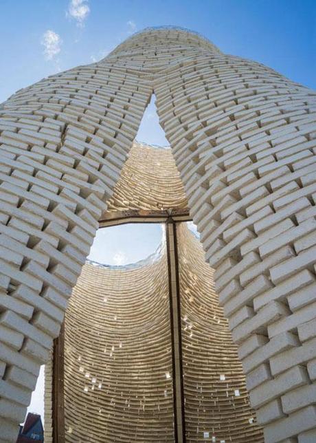 Instalación Hy-Fi by The Living (ganador del MoMAPS1 2014)