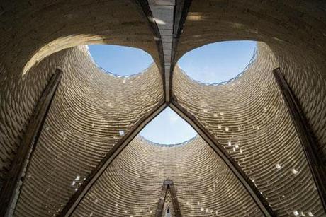 Instalación Hy-Fi by The Living (ganador del MoMAPS1 2014)