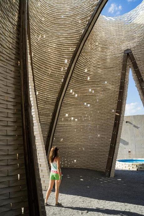 Instalación Hy-Fi by The Living (ganador del MoMAPS1 2014)