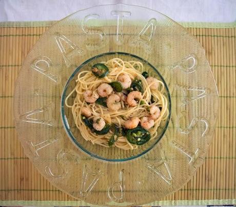 Spaghettini con jalapeños y gambas