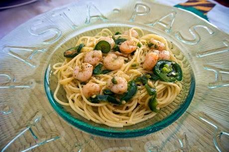 Spaghettini con jalapeños y gambas