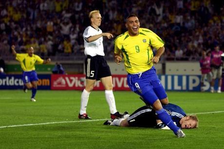 Ronaldo bate a Kahn en la final del Mundial 2002 entre Brasil y Alemania Alemania Alemania vuelve al trono (seis Mundiales después) somosinvictos com