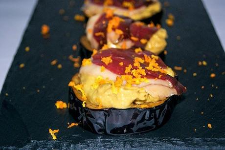 UN ENTRANTE ELABORADO (BERENJENAS CON SALMOREJO DE AGUACATE Y JAMÓN DE PATO)