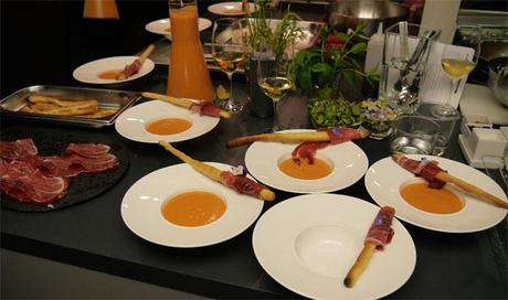 salmorejo con pan y jamón