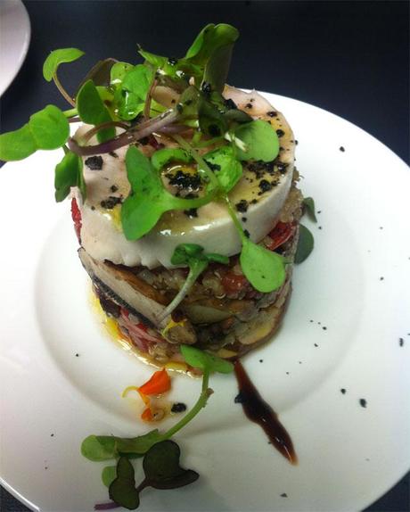 Timbal de pollo y quinoa con vinagreta de lima
