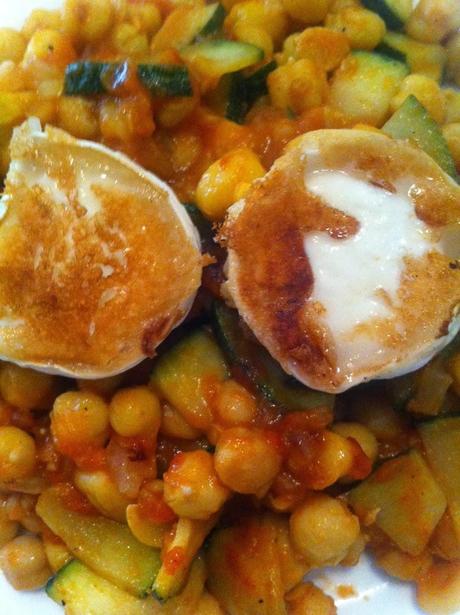 Garbanzos con Tomate Calabacín y Queso de Cabra a la Plancha