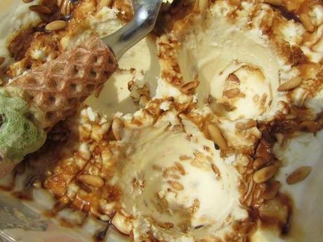 Helado de nata y piñones