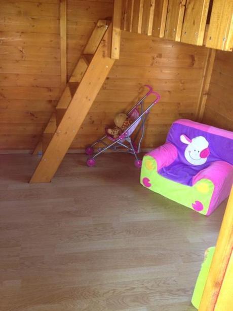 Resultado de la instalación de una casita de madera infantil en la provincia de Barcelona, por los propios clientes.