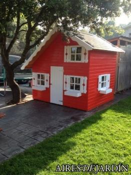 Resultado de la instalación de una casita de madera infantil en la provincia de Barcelona, por los propios clientes.