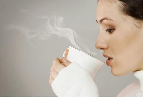 PARA QUÉ TOMAR AGUA CALIENTE AL LEVANTARSE