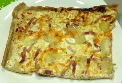 Pizza con nata, beicon y cebolla