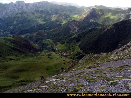 Ruta Tuiza Siegalavá: Atravesando pedrera con la zona de la Cubilla detrás