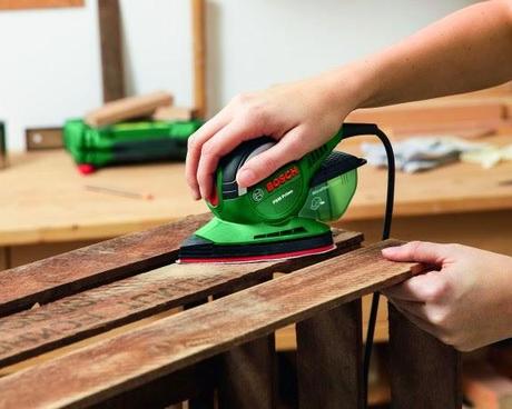 UNA ESTANTERÍA CON CAJAS SEPARANDO AMBIENTES