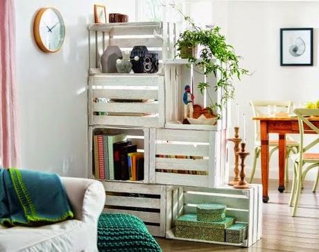 UNA ESTANTERÍA CON CAJAS SEPARANDO AMBIENTES