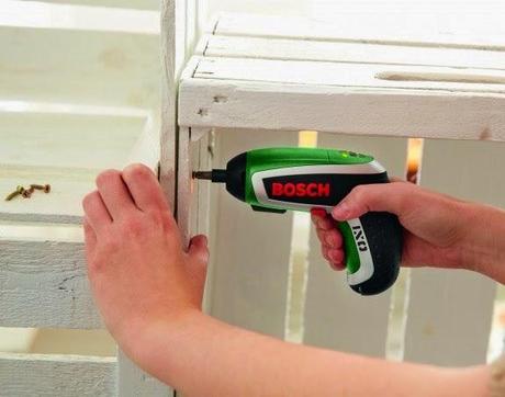 UNA ESTANTERÍA CON CAJAS SEPARANDO AMBIENTES