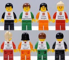 Lego traslada su originalidad y creatividad hasta las tarjetas de visita de sus empleados.