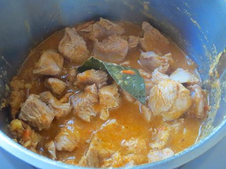 Pavo guisado en salsa de verduras