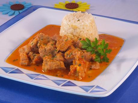 Pavo guisado en salsa de verduras