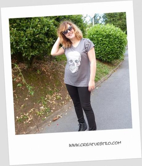 Look con camiseta de calavera