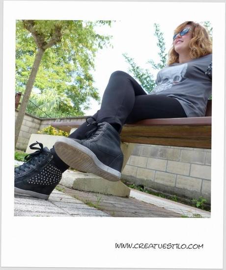 Look con camiseta de calavera