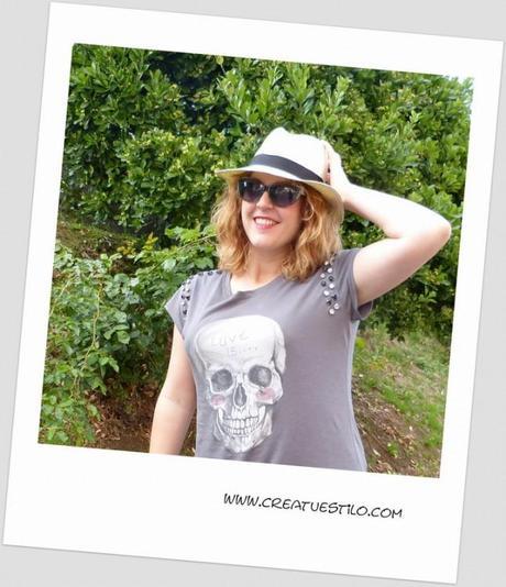Look con camiseta de calavera