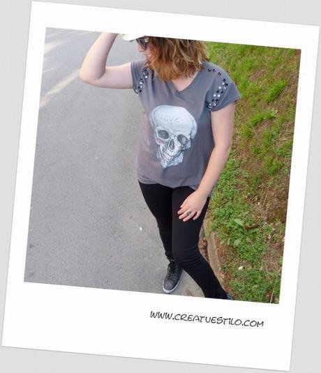 Look con camiseta de calavera