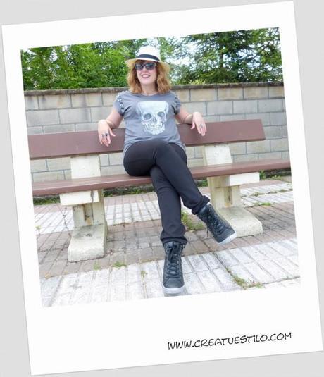 Look con camiseta de calavera