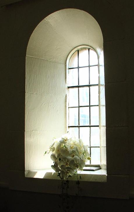 arreglo floral en una ventana