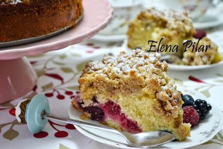 Crumble cake con frutos rojos (Pastel crujiente con frutos rojos)