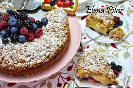 Crumble cake con frutos rojos (Pastel crujiente con frutos rojos)