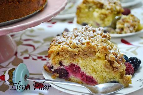 Crumble cake con frutos rojos (Pastel crujiente con frutos rojos)