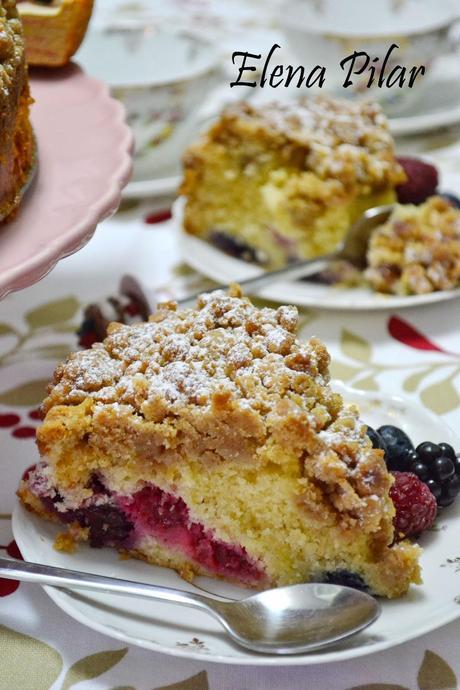 Crumble cake con frutos rojos (Pastel crujiente con frutos rojos)