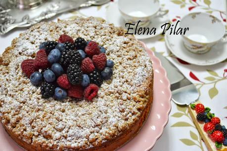 Crumble cake con frutos rojos (Pastel crujiente con frutos rojos)