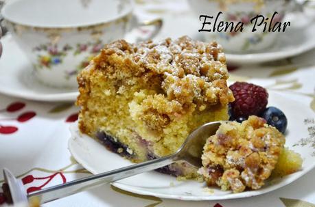 Crumble cake con frutos rojos (Pastel crujiente con frutos rojos)