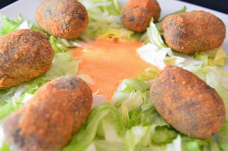 CROQUETAS DE CHOCO CON ALIOLI DE PIMIENTOS DEL PIQUILLO