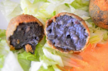 CROQUETAS DE CHOCO CON ALIOLI DE PIMIENTOS DEL PIQUILLO