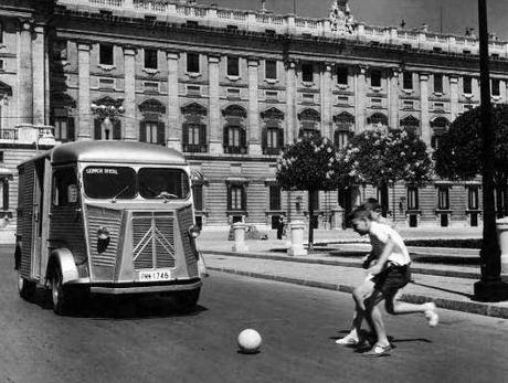 Niños jugando en la Plaza de oriente 1969, Madrid