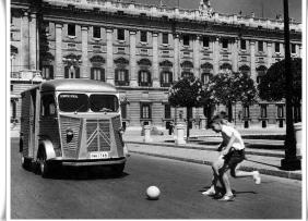 Niños jugando en la Plaza de oriente 1969, en Madrid 