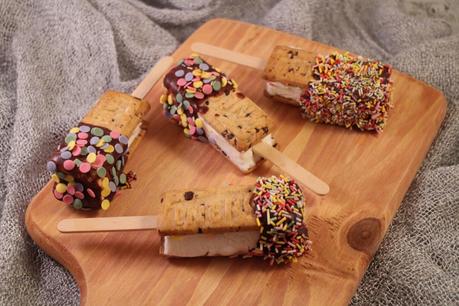 Sandwiches de helado de nata con palo