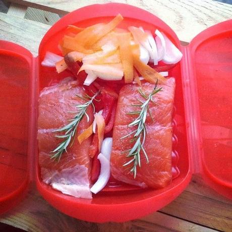 Salmón en su jugo con verduritas al Lékué