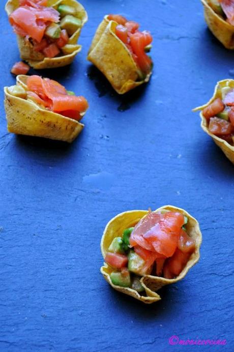 CESTAS DE TORTILLAS MEXICANAS CON TOMATE, AGUACATE Y SALMON