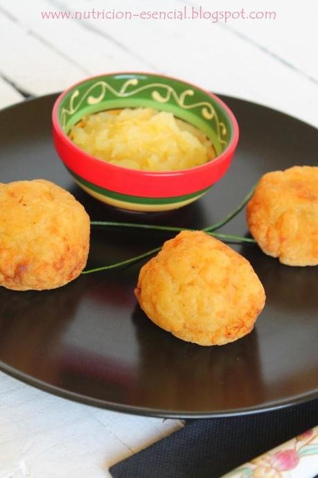 Bombas picantes con compota de manzana