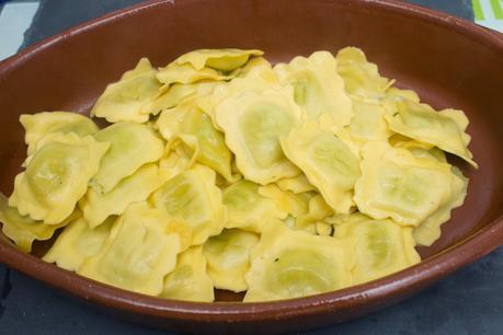 Lasaña india de raviolis de espinacas y melocotón